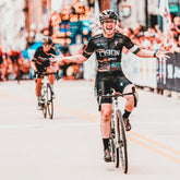 cykelrytter med SiS GO Electrolyte Lemon + Lime – energi og hydrering under træning